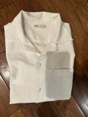 O.N.S White Textured Short Sleeve Button-Down Shirt – Size Small – Modern NYC